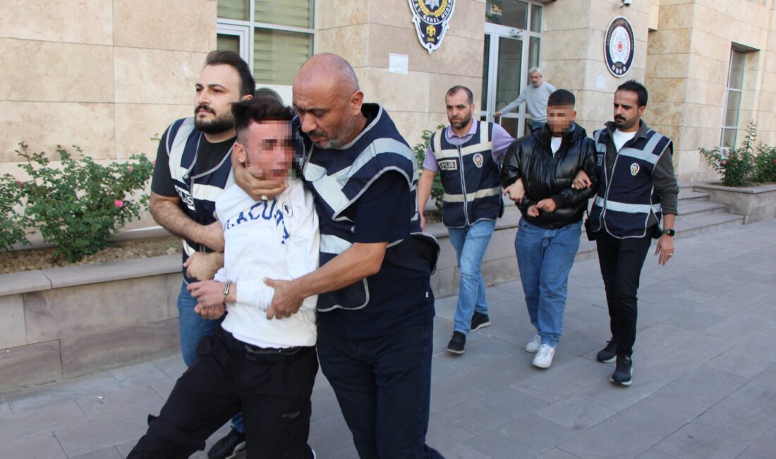 Amasya’da iki şüpheli, gençleri akaryakıt istasyonuna kadar takip ederek bıçakla