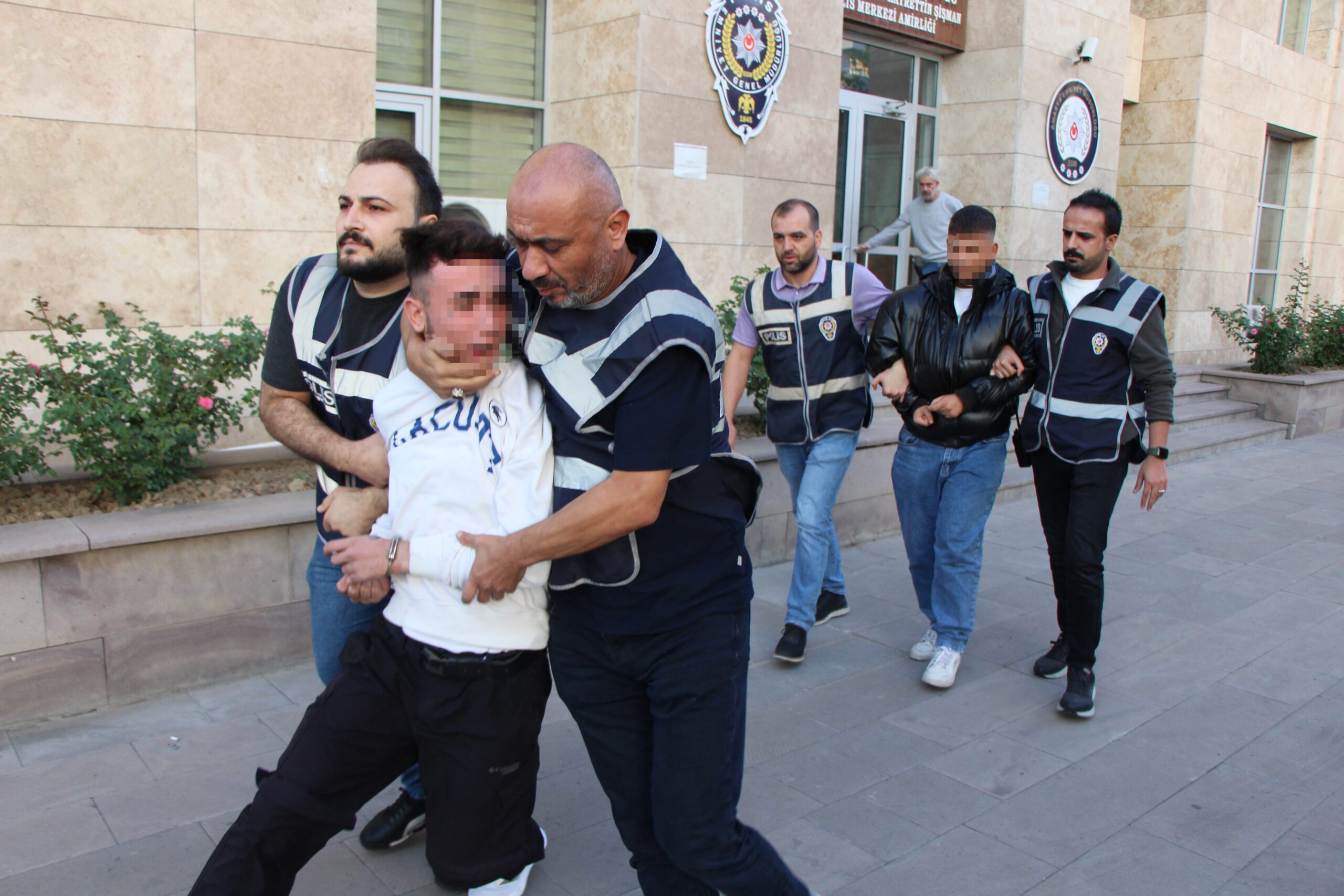 Amasya’da iki şüpheli, gençleri akaryakıt istasyonuna kadar takip ederek bıçakla