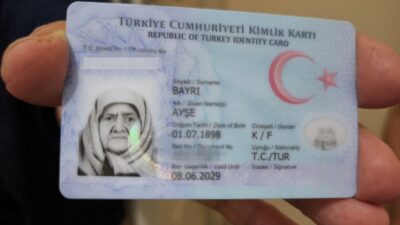 Amasya’nın Suluova ilçesinde 127 yaşındaki Ayşe Bayrı, hayatını kaybetti. 3