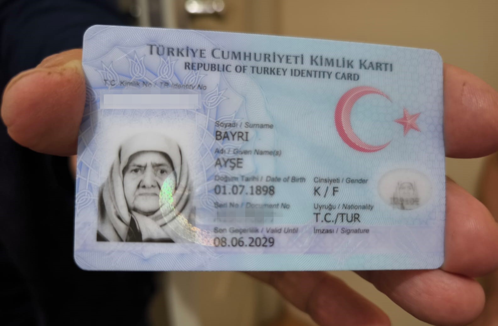 Amasya’nın Suluova ilçesinde 127 yaşındaki Ayşe Bayrı, hayatını kaybetti. 3