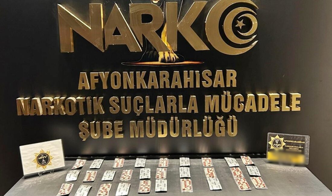 Afyonkarahisar'da polis tarafından durdurulan otomobilde uyuşturucu madde ve haplarla yakalanan