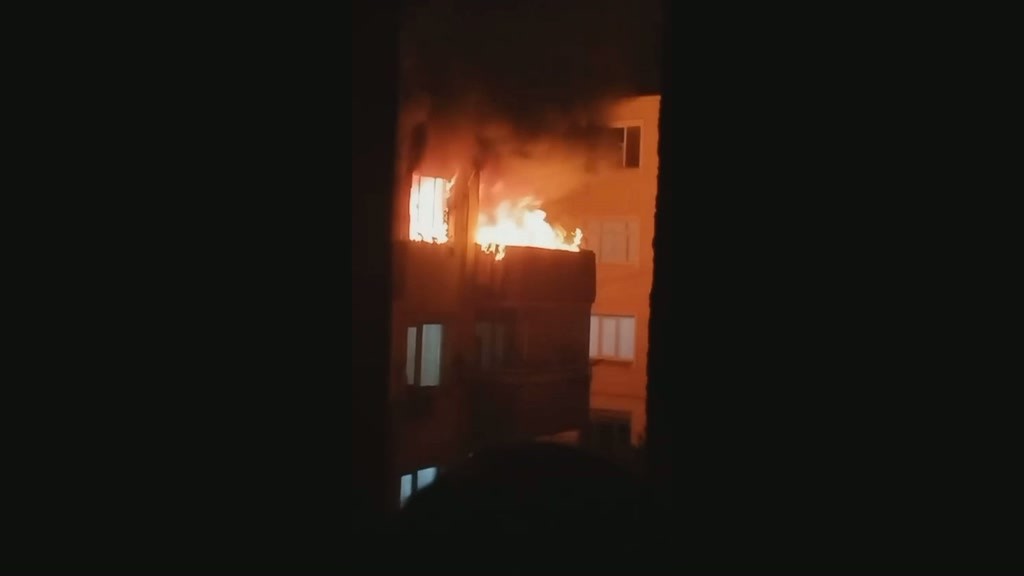 Bursa'nın Karacabey ilçesinde bir apartmanın 4. katında çıkan yangında, biri