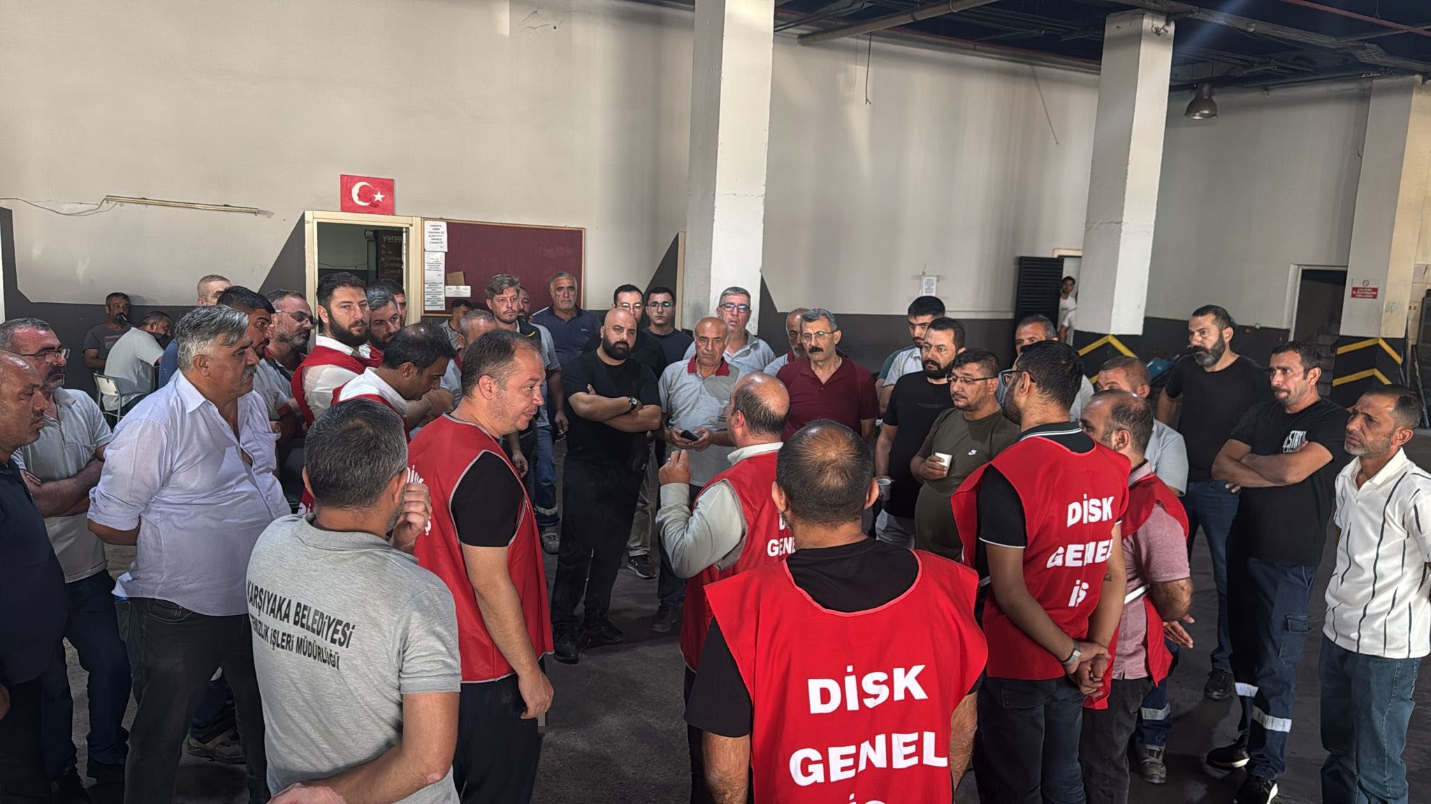 İzmir Karşıyaka Belediyesi'nde maaşlarını alamayan bin 800 işçi, süresiz iş