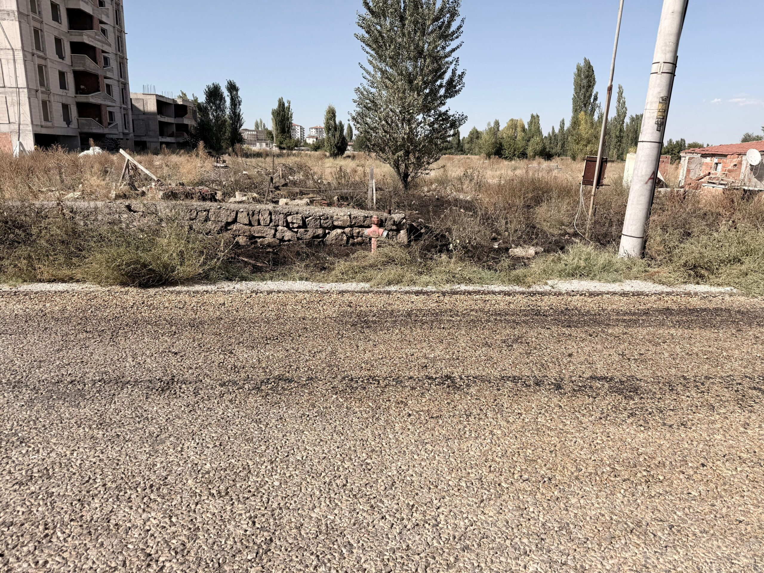 Afyonkarahisar'da yaktığı otların içerisine düşen yaşlı adam hayatını kaybetti.