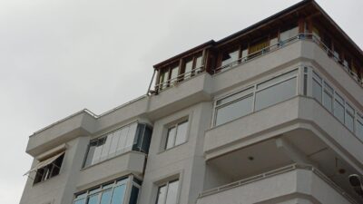 Yalova’nın Çınarcık ilçesinde 51 yaşındaki sanatçı Güllü (Gül Tut), evinin
