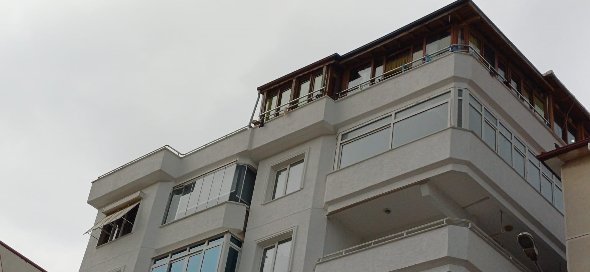 Yalova’nın Çınarcık ilçesinde 51 yaşındaki sanatçı Güllü (Gül Tut), evinin