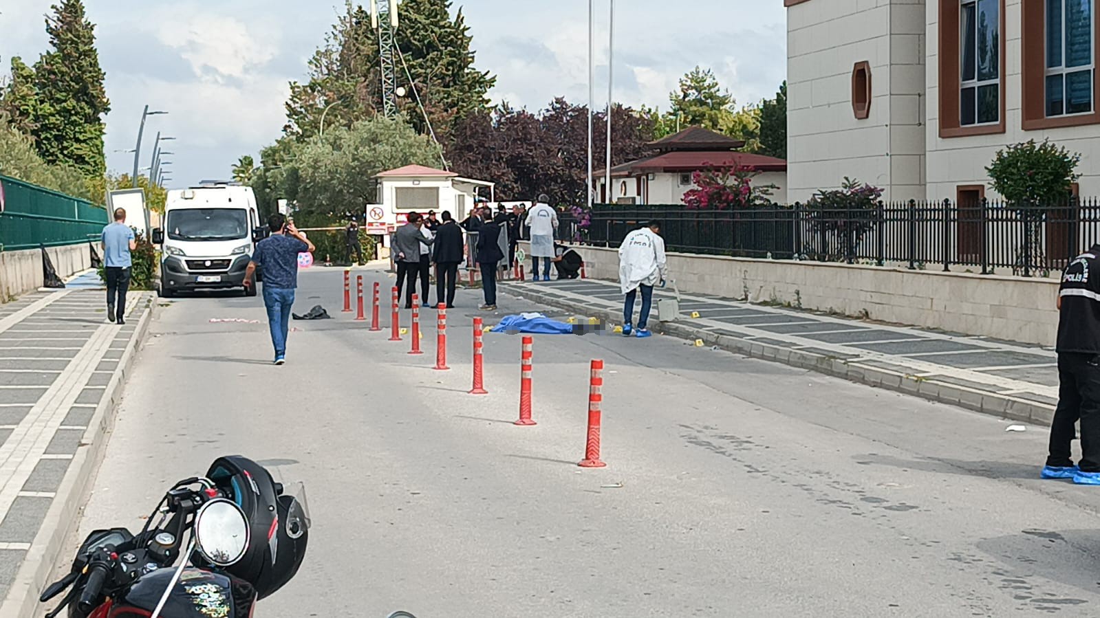 Yalova Adliyesi önünde tanık olarak ifade vermeye gelen H.T. (40),