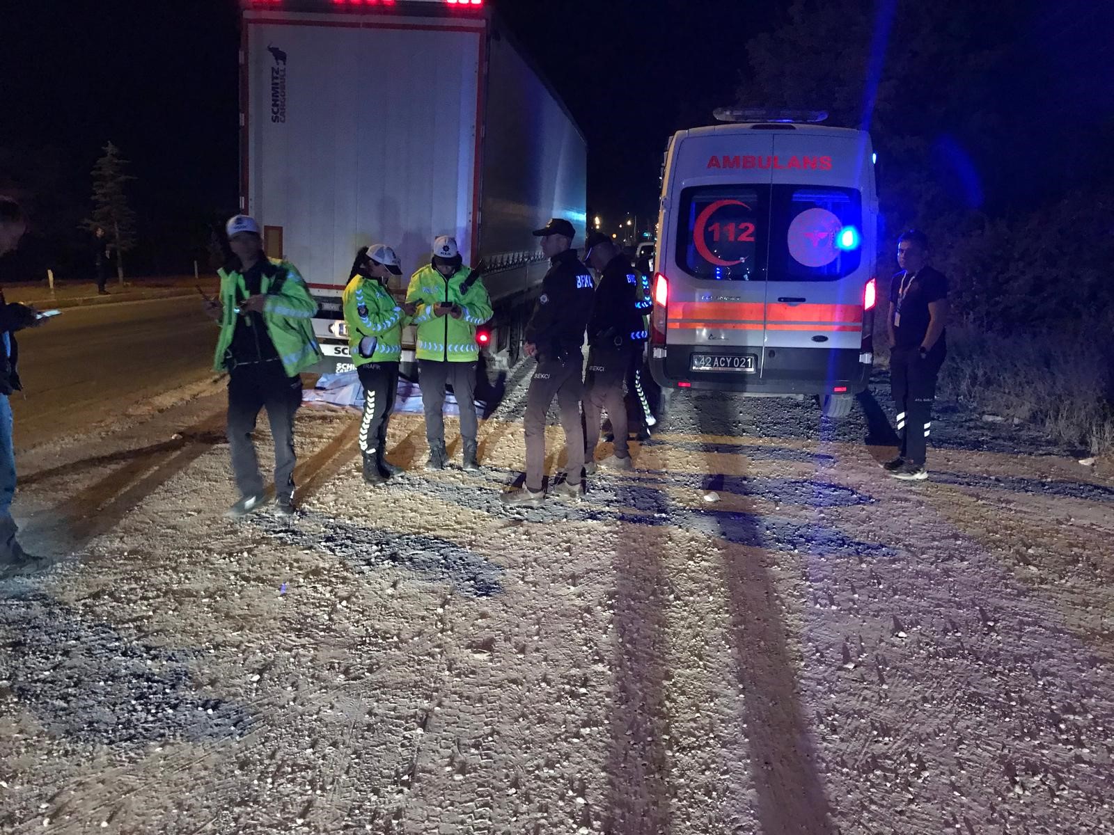 Konya’nın Ereğli ilçesinde kara yolundan geçmeye çalışan bir gence tır