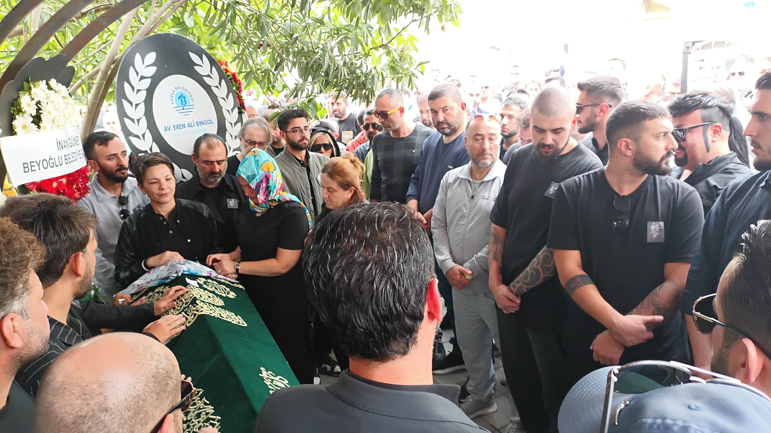 Türk arabesk müziğinin sevilen isimlerinden Güllü, Yalova’daki evinin terasından düşerek