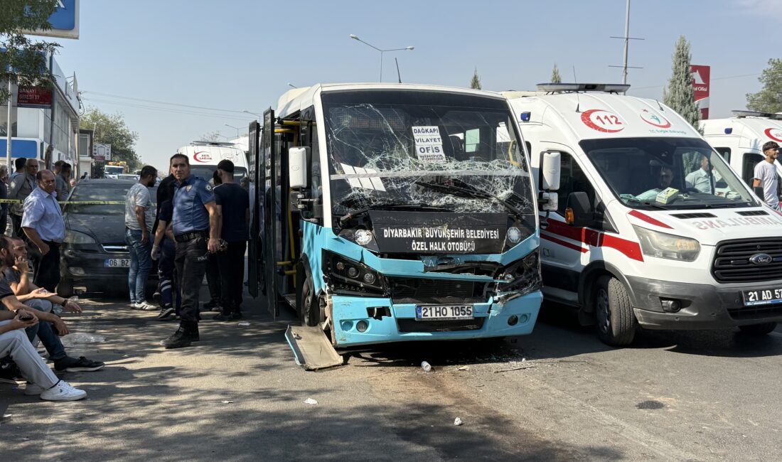 Diyarbakır’ın Yenişehir ilçesinde freni patlayan bir halk otobüsü, durakta bekleyen