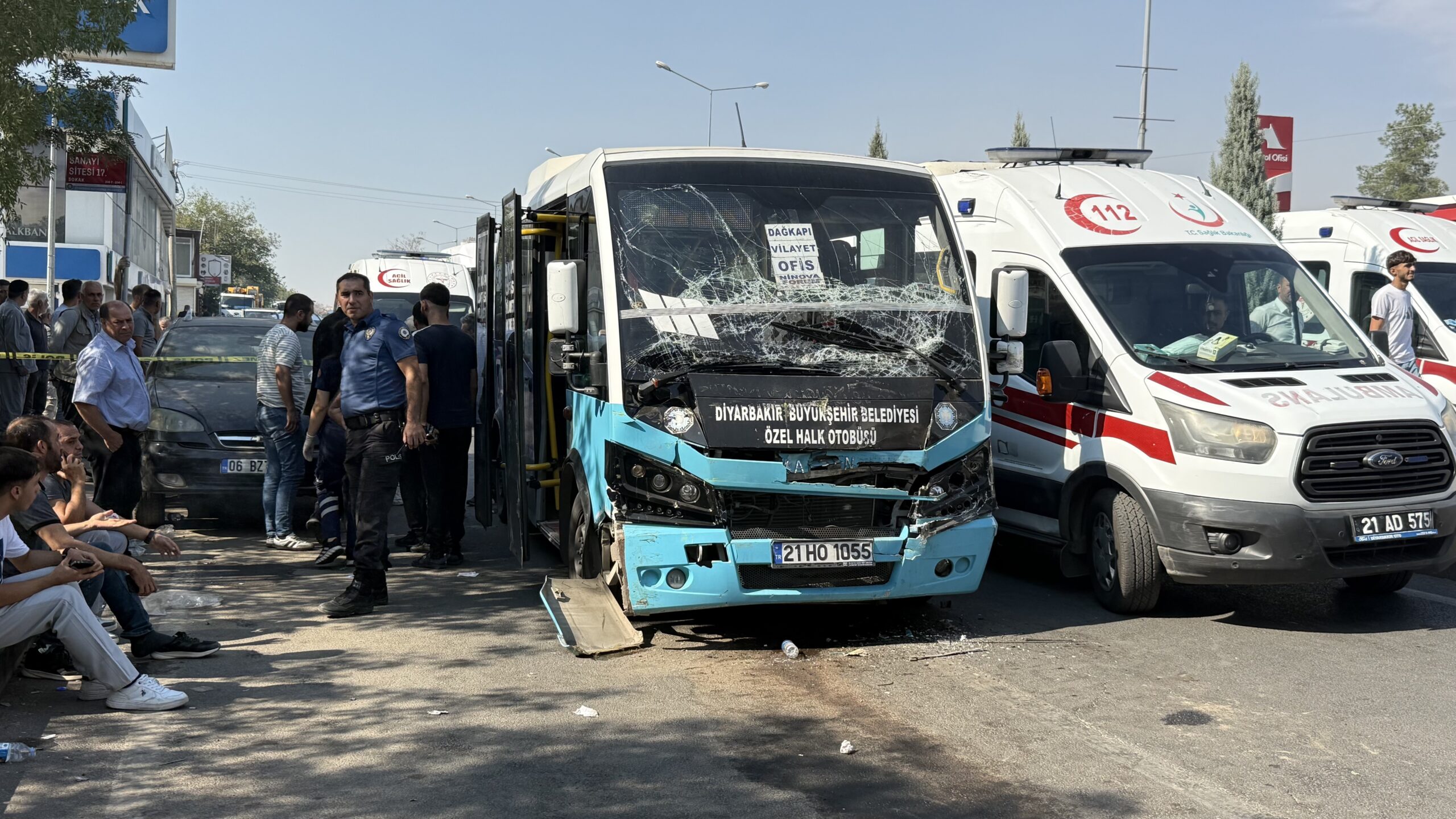 Diyarbakır’ın Yenişehir ilçesinde freni patlayan bir halk otobüsü, durakta bekleyen