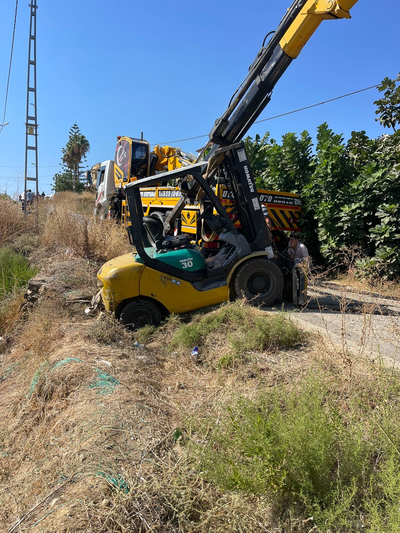 Antalya’nın Alanya ilçesinde şarampole devrilen forkliftin altında kalan sürücü Yusuf