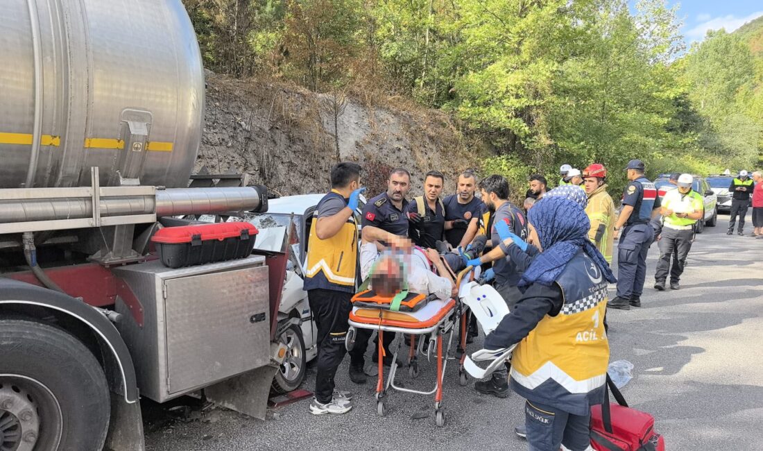 Bursa’nın İnegöl ilçesinde kontrolden çıkan bir otomobil, park halindeki asit