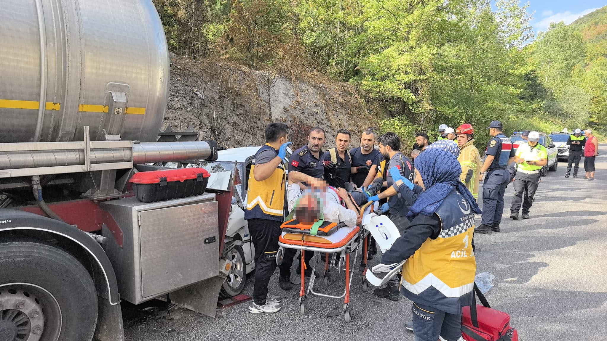 Bursa’nın İnegöl ilçesinde kontrolden çıkan bir otomobil, park halindeki asit