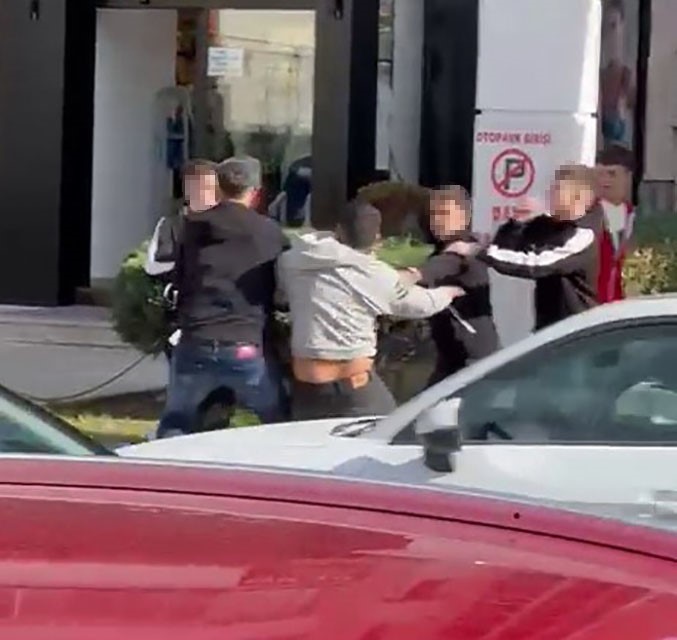 Samsun’un Atakum ilçesinde gençler arasında çıkan tartışma kısa sürede tekme
