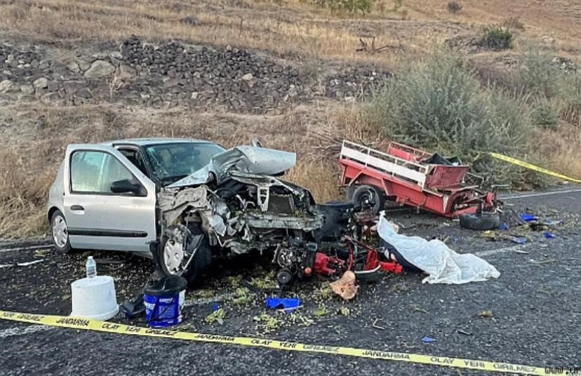 Nevşehir’in Ürgüp ilçesinde tarım aracı ile otomobilin kafa kafaya çarpışması