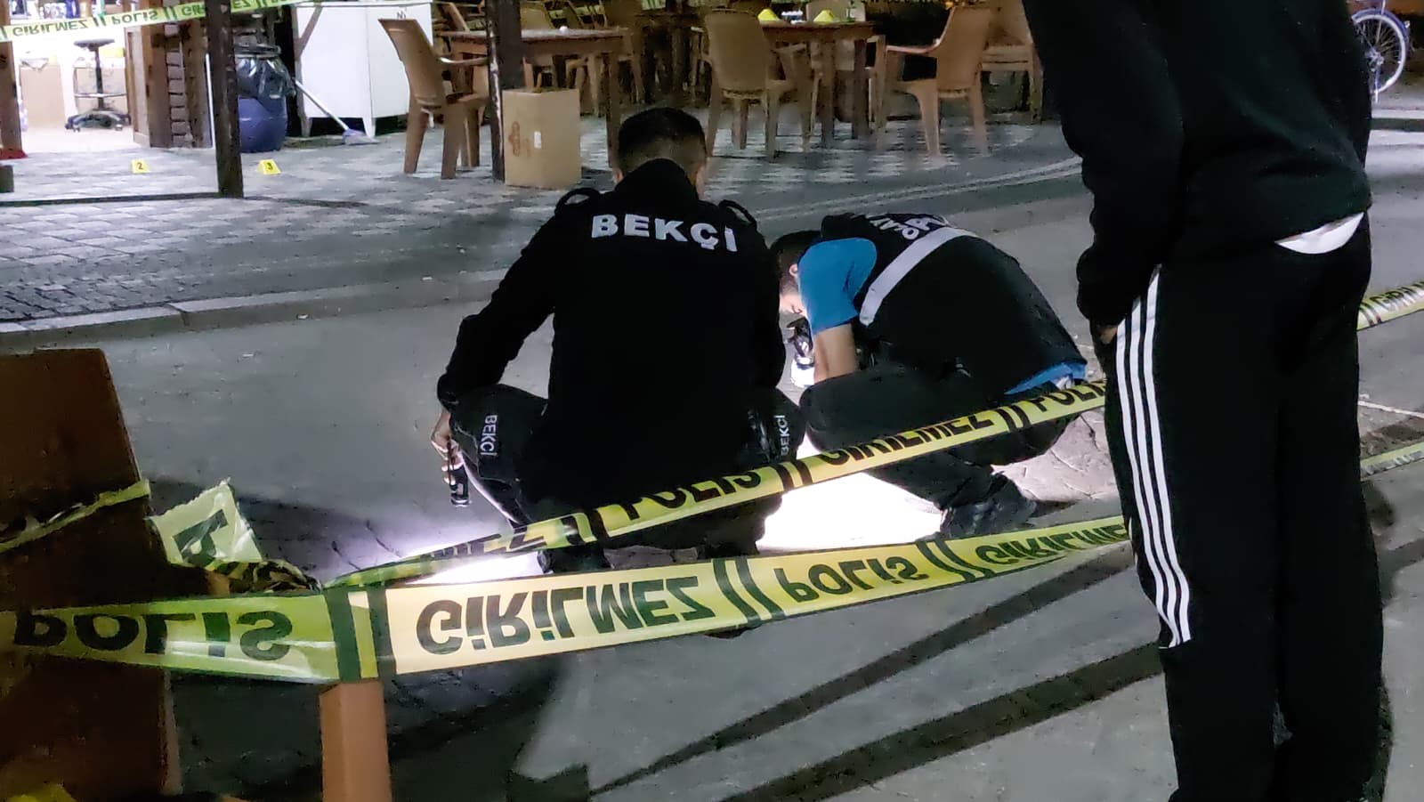 Bir çay ocağı önünde yaşanan silahlı saldırı paniğe neden oldu.