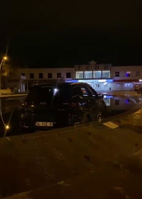 Sakarya'nın Adapazarı ilçesinde alkollü olduğu öne sürülen bir sürücü, yol