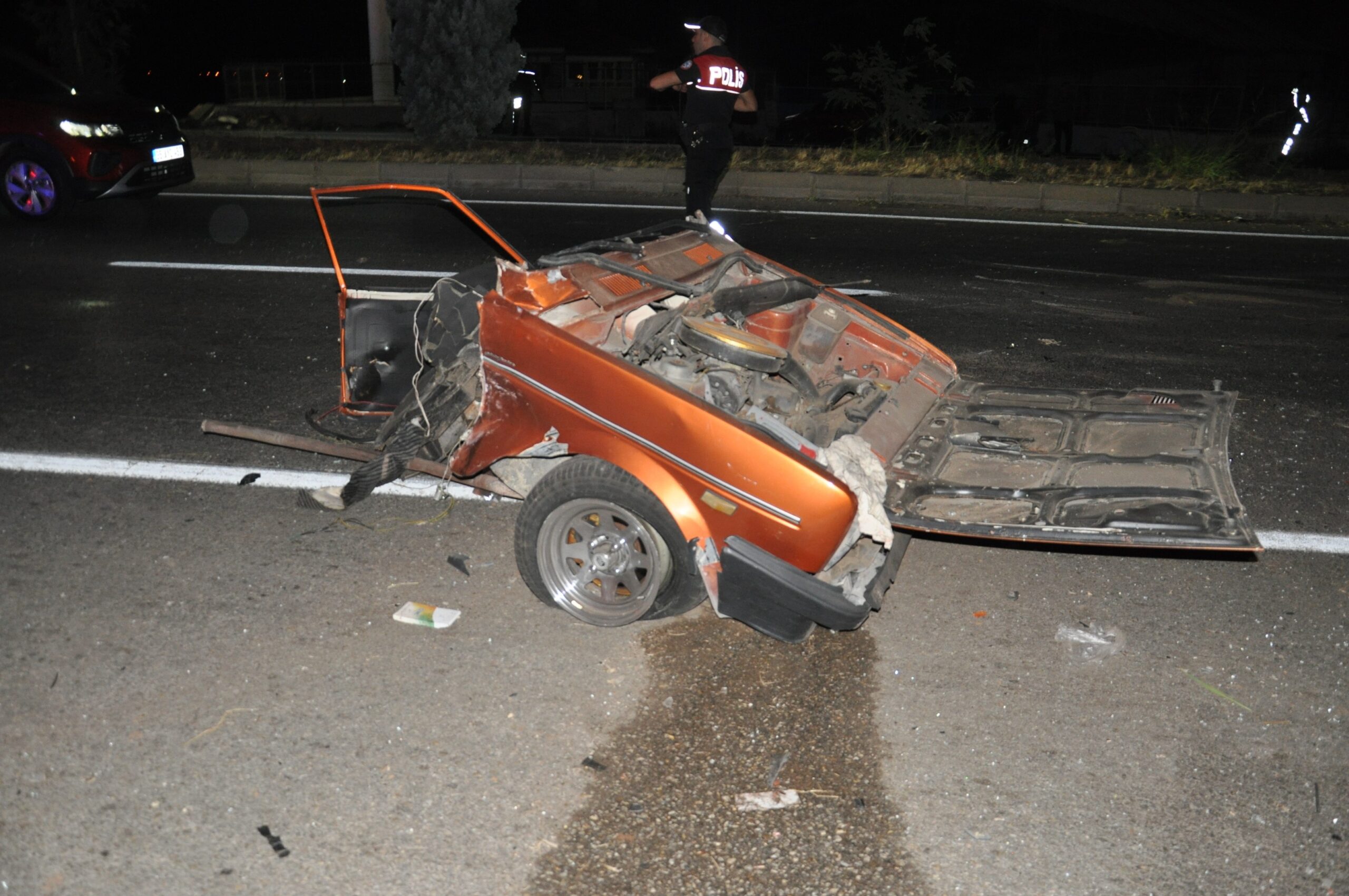 Manisa’nın Salihli ilçesinde, karşı şeride geçen bir otomobilin pikapla çarpışması