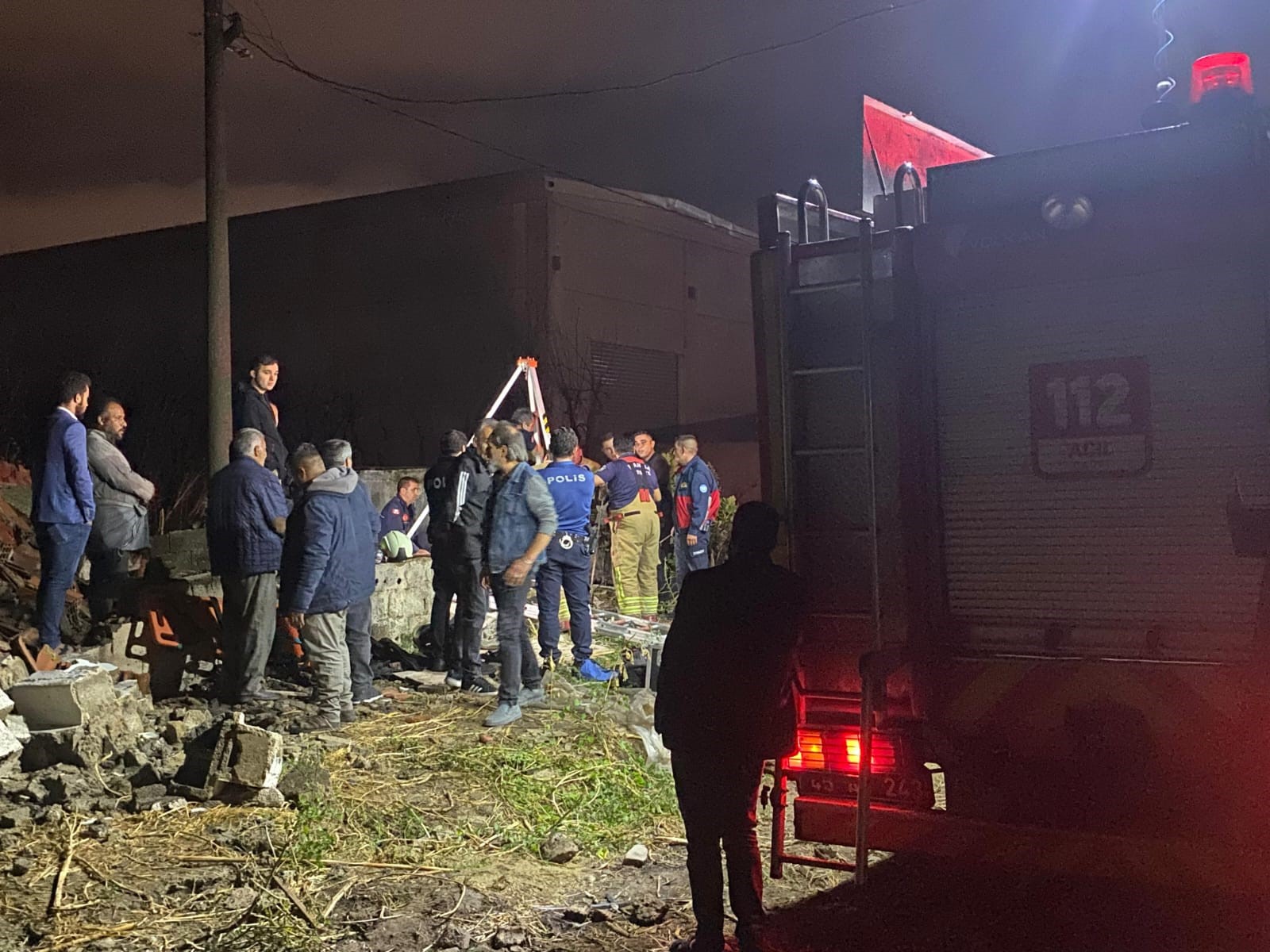 Manisa’nın Turgutlu ilçesinde hurda toplarken yaklaşık 25 metre derinliğindeki kuyuya
