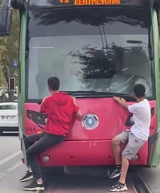 Bursa’nın Osmangazi ilçesinde iki çocuk, seyir halindeki tramvayın arkasına tutunarak