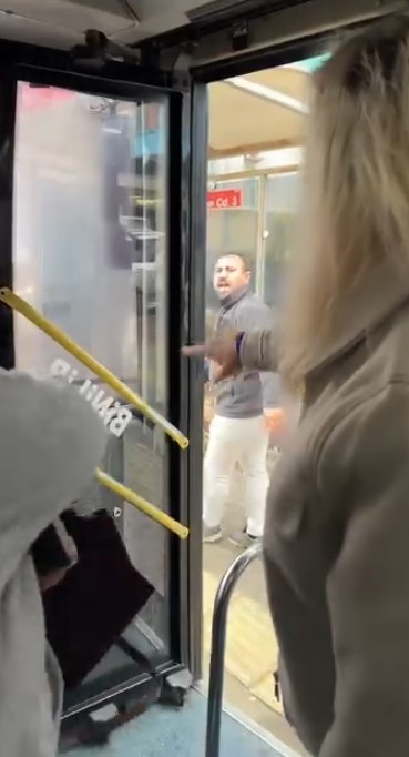 Bursa Nilüfer’de bir otobüs sürücüsü, durak dışı inmek isteyen yolcularla