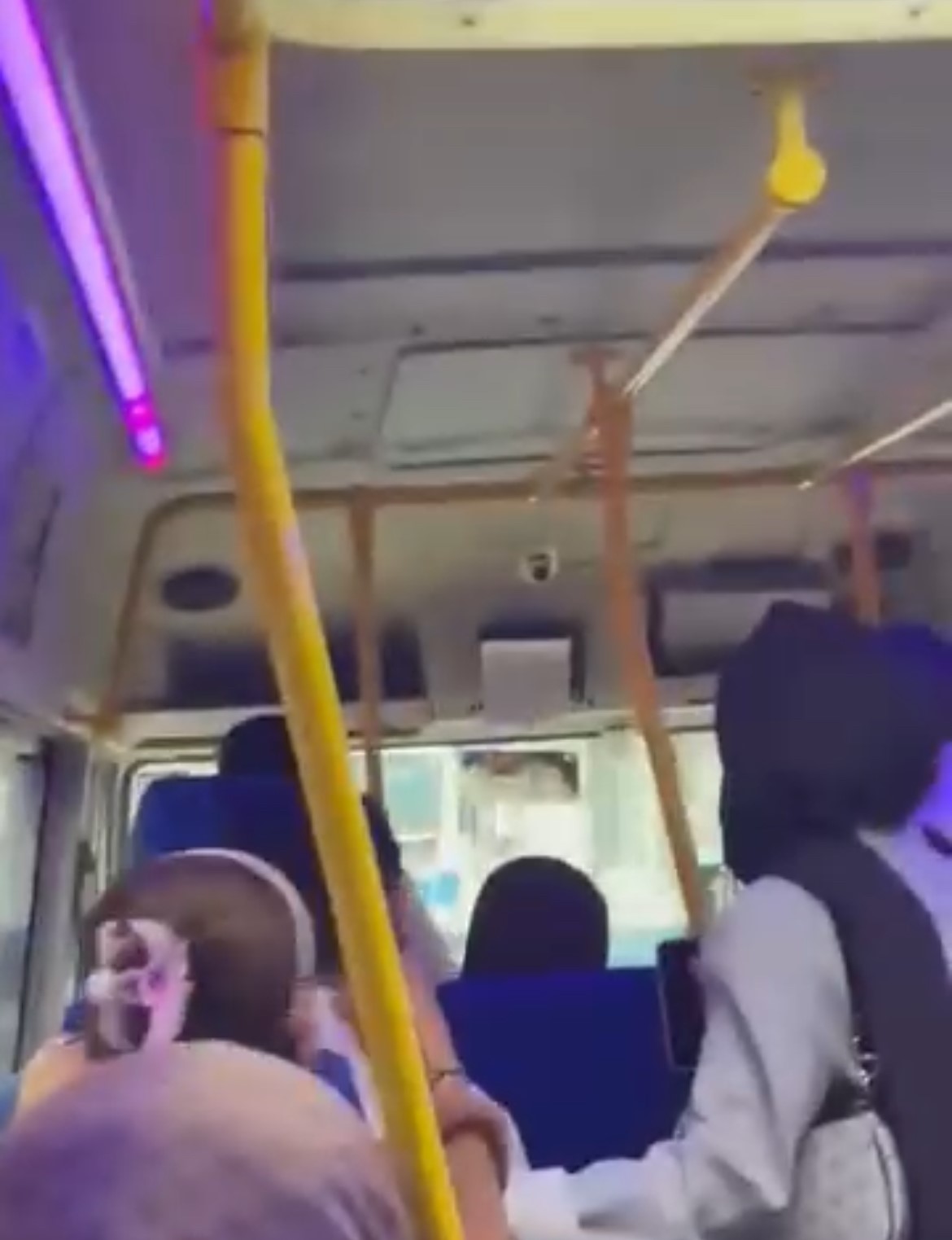 Bursa’nın Osmangazi ilçesinde bir minibüs şoförü, takip mesafesini korumayıp agresif