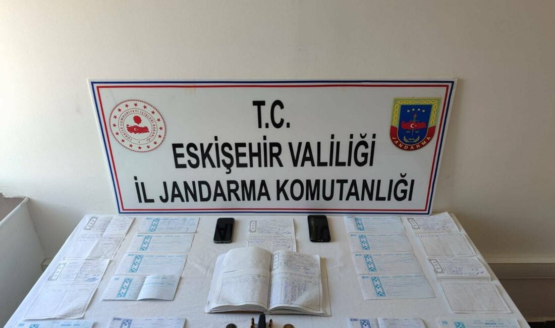 Vatandaşlara cebir ve şiddet uygulayarak zorla senet imzalatan 2 kişi