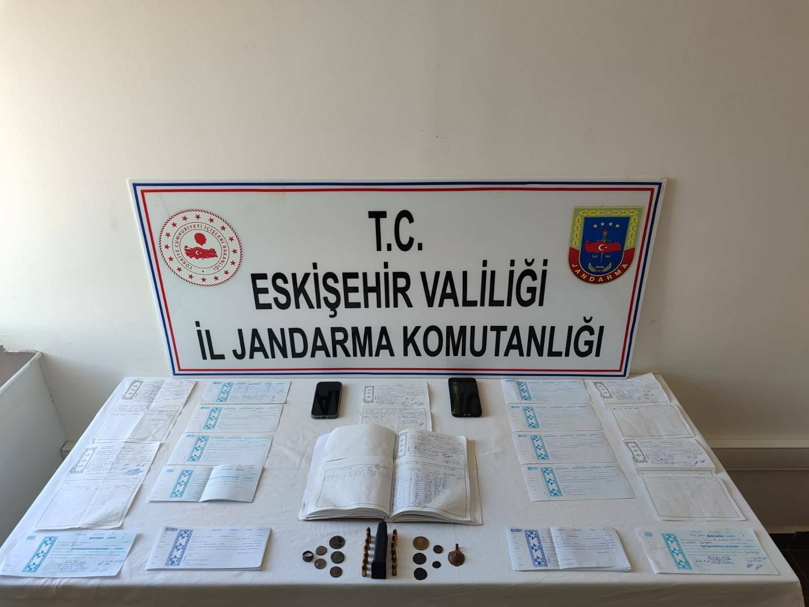 Vatandaşlara cebir ve şiddet uygulayarak zorla senet imzalatan 2 kişi
