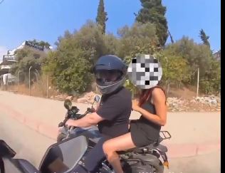 İstanbul’da bir motosiklet sürücüsü, arkasına mini etekli bir kadını alan