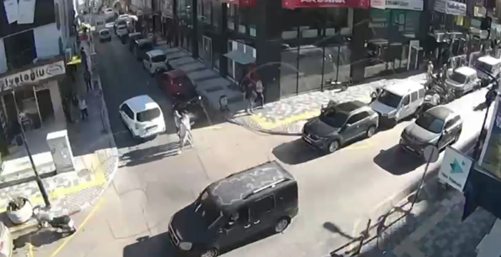 Afyonkarahisar Emniyet Müdürlüğü ekipleri, telefonla kendilerini polis, savcı gibi tanıtarak