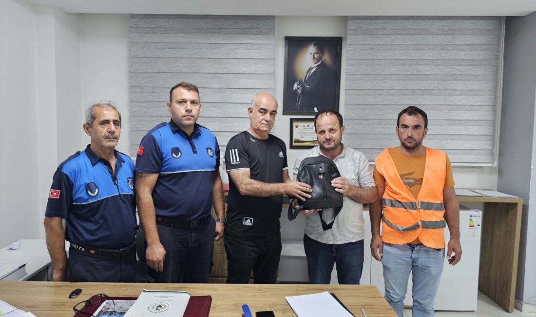 Hatay’da depremzede temizlik görevlisi Necmettin Arvuloğlu, parkta bulduğu yaklaşık 1