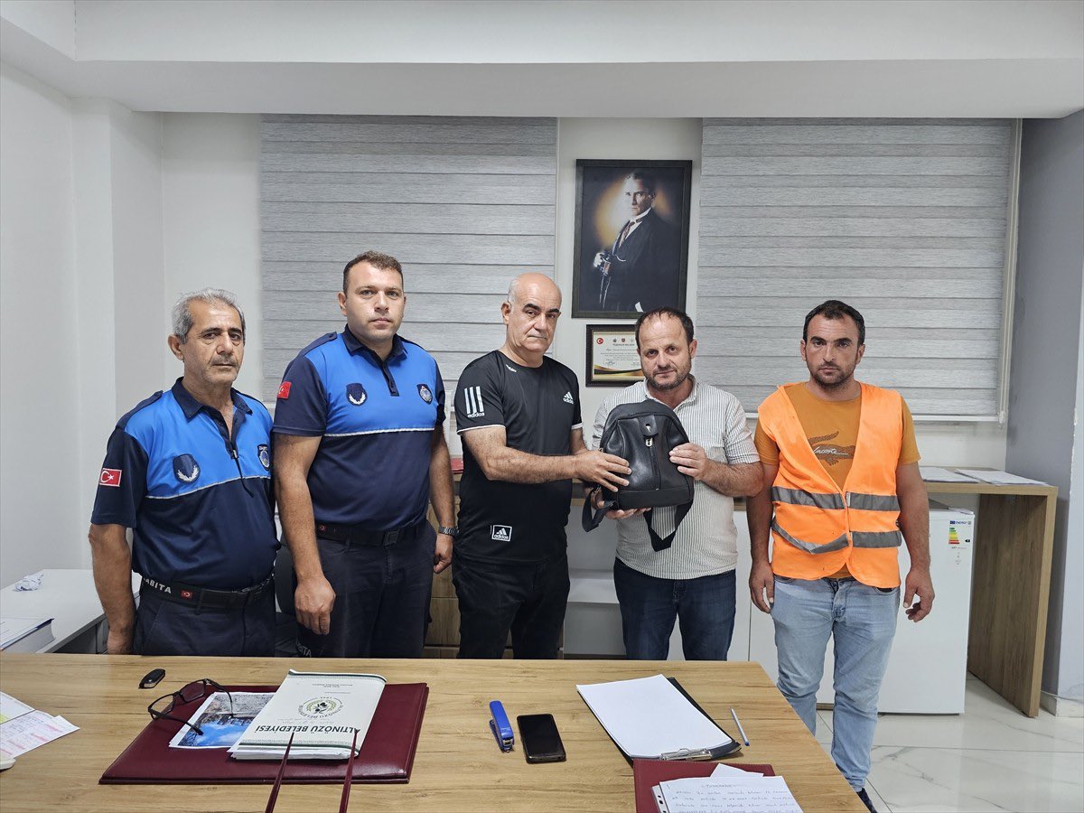 Hatay’da depremzede temizlik görevlisi Necmettin Arvuloğlu, parkta bulduğu yaklaşık 1