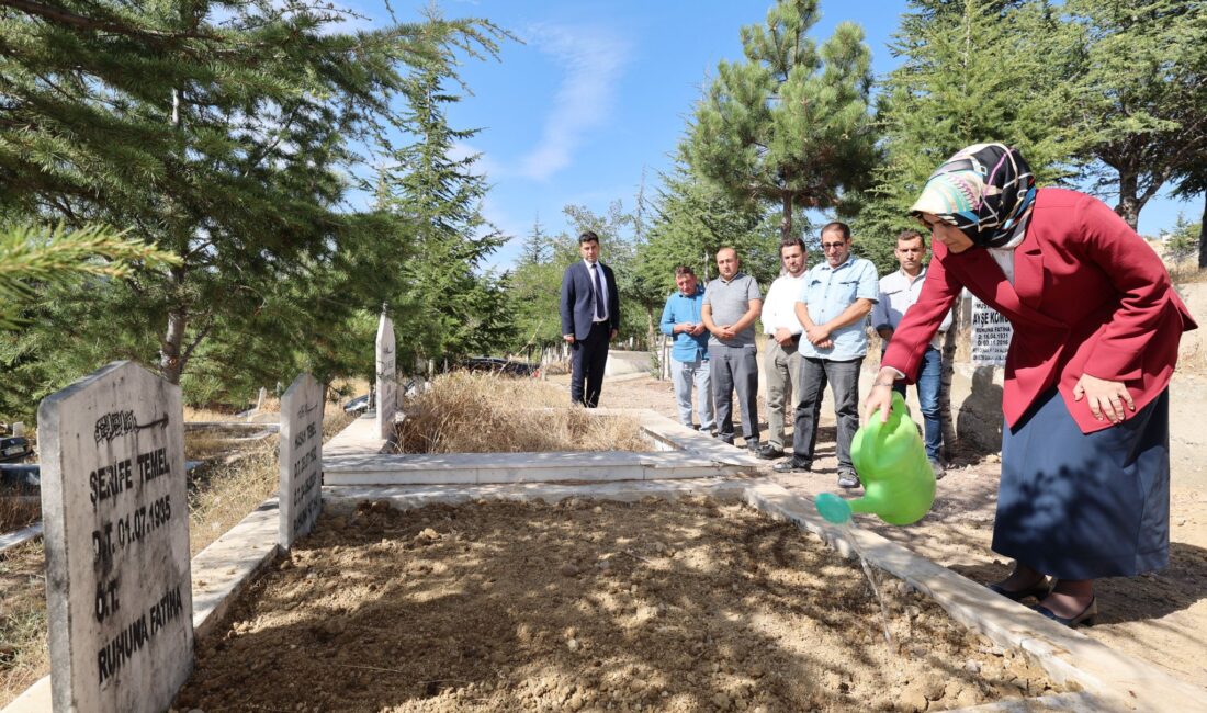 Afyonkarahisar Valisi Doç. Dr. Kübra Güran Yiğitbaşı, Büyükkalecik beldesindeki okul
