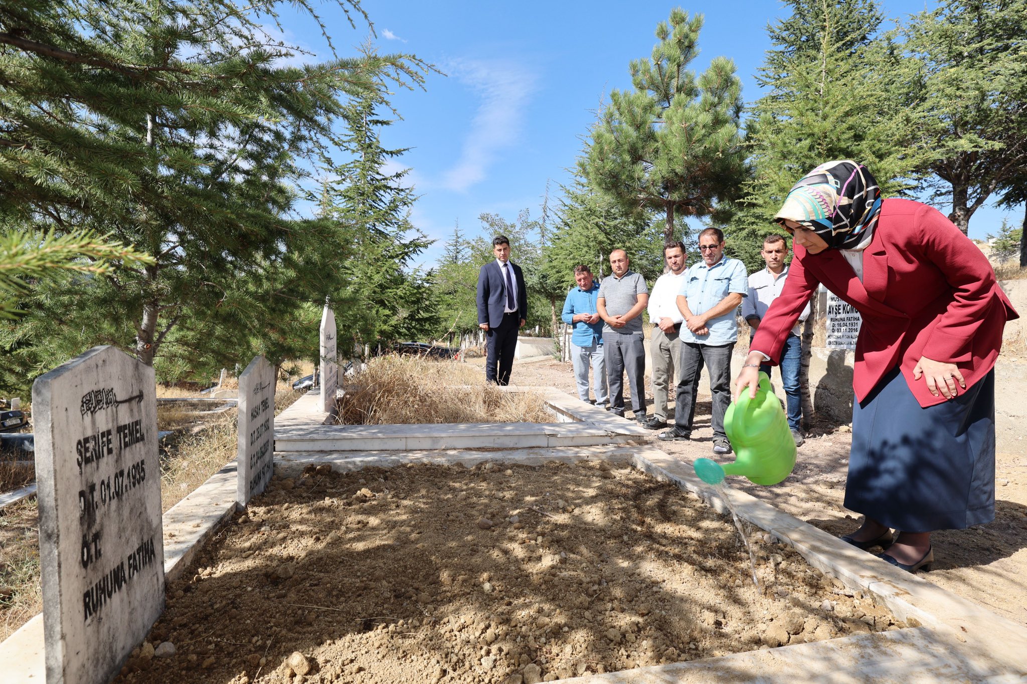 Afyonkarahisar Valisi Doç. Dr. Kübra Güran Yiğitbaşı, Büyükkalecik beldesindeki okul