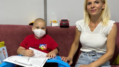 Kanseri yenen minik Barış'ın annesinin de kanser olduğu, oğlunun tedavisi