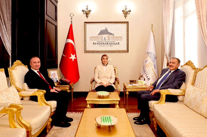 Eski Bakan ve Afyonkarahisar Milletvekili Veysel Eroğlu, şehirdeki çeşitli kurumlara