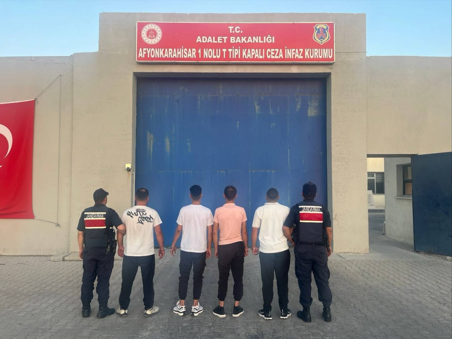Afyonkarahisar İl Jandarma Komutanlığı, uyuşturucu ile mücadele kapsamında yürüttüğü titiz
