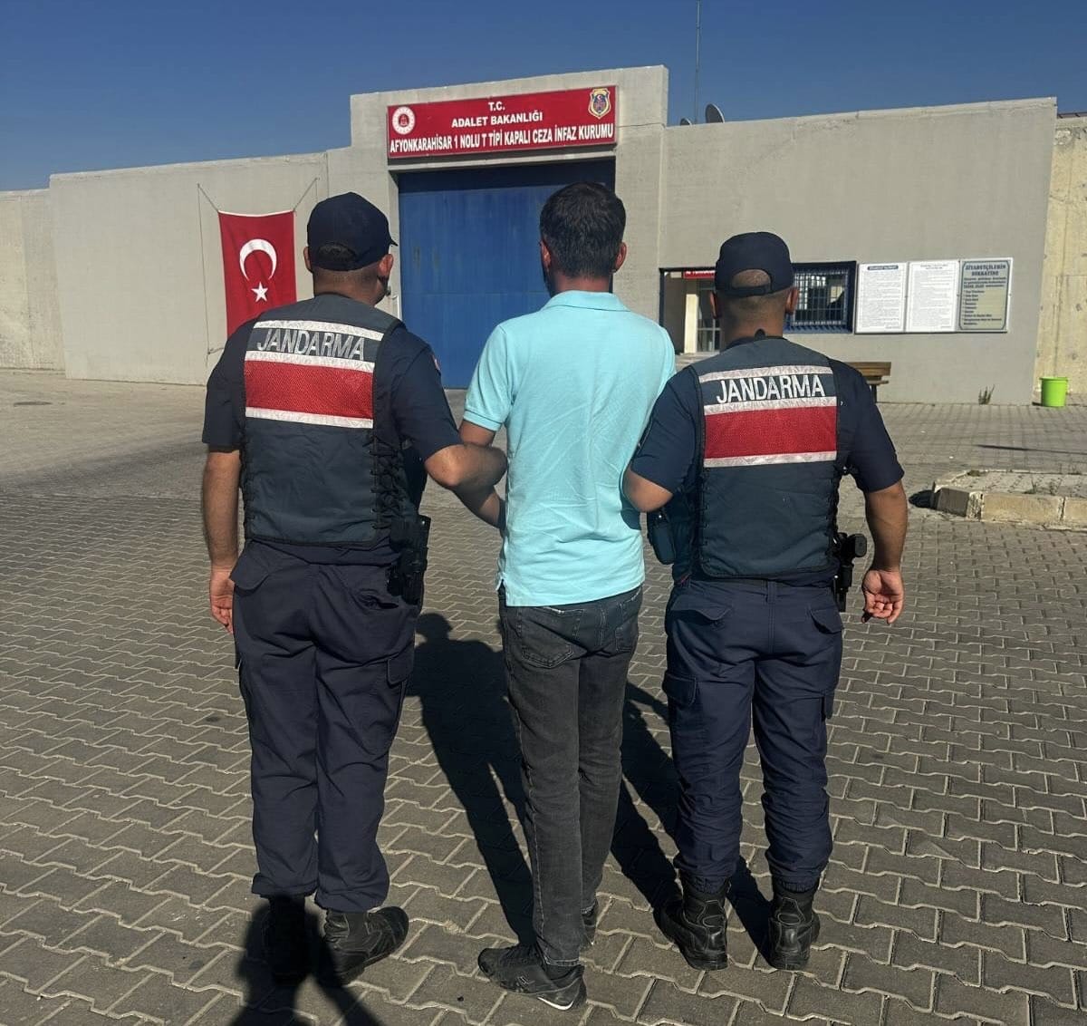 Afyonkarahisar İl Jandarma Komutanlığı, aranan şahısların tespiti ve yakalanmasına yönelik