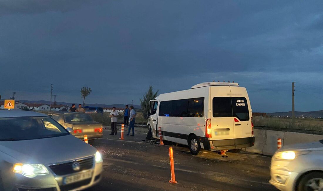 Afyonkarahisar Çayırbağ beldesi girişinde, henüz bilinmeyen bir nedenle trafik kazası