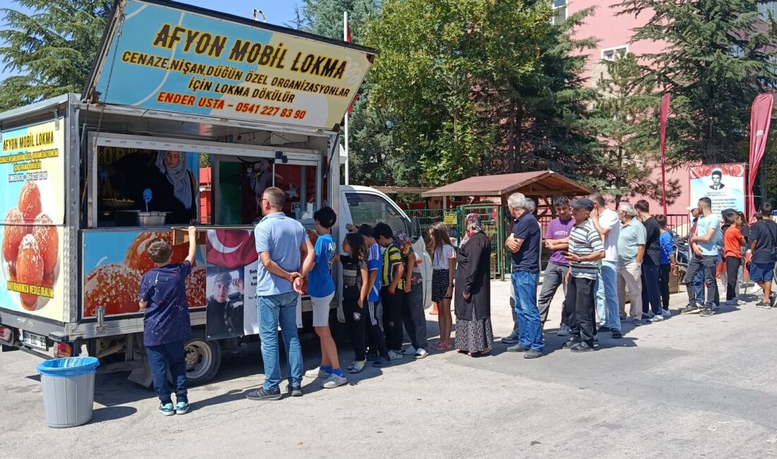 Nazmi Saatçi Mahalle Muhtarı Hasan Sezgin ve şehit ailesi tarafından