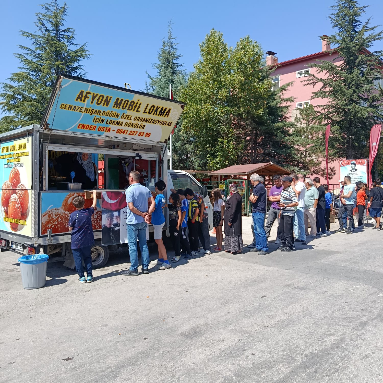 Nazmi Saatçi Mahalle Muhtarı Hasan Sezgin ve şehit ailesi tarafından