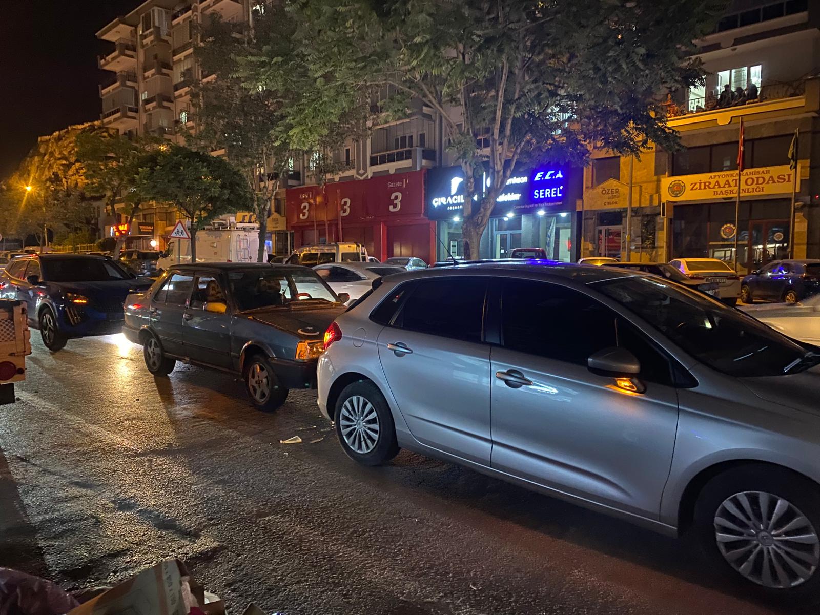 Afyonkarahisar’da Zincirleme Kaza: 3 Araç Birbirine Girdi