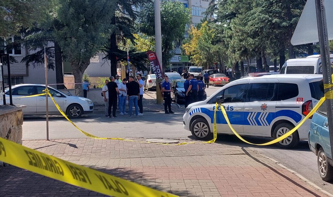 Boşanma aşamasında olduğu öğrenilen kadına ve akrabalarına kurşun yağdırıldı. Olayda