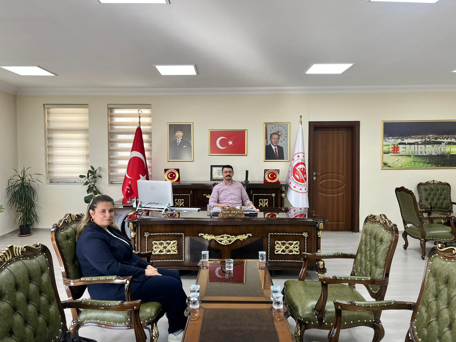
Kanal 3 Bölge Koordinatörü Berna Türksoy, Emirdağ Kaymakamı Yasin Akgül’ü