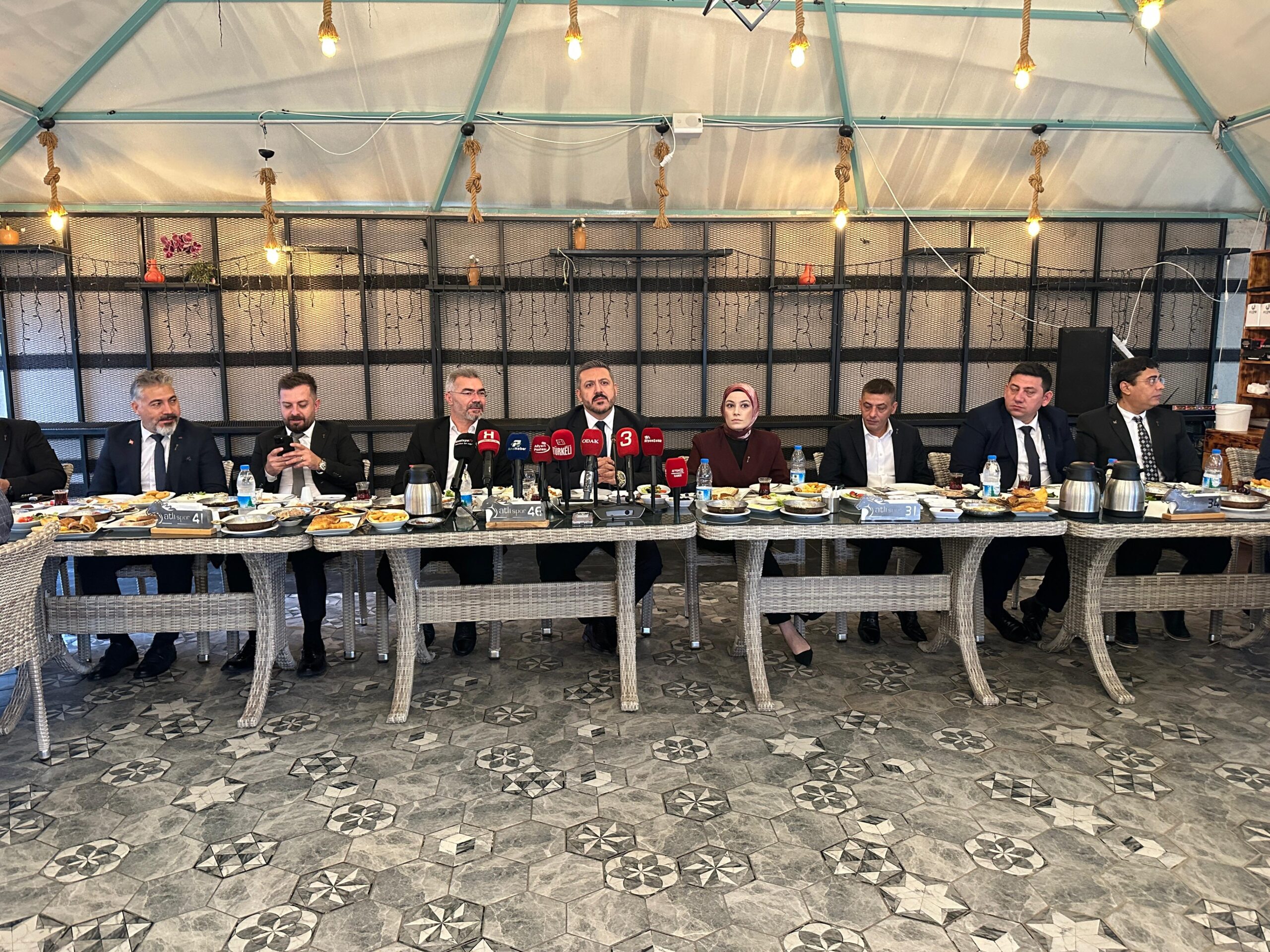 Anahtar Parti Afyonkarahisar İl Başkanlığı, kentte düzenlenen yemekli toplantıda basın