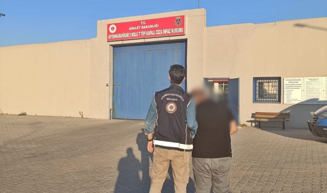 Afyonkarahisar’da polis ekipleri tarafından göçmen kaçakçılığını önleme çalışmaları kapsamında şüphe