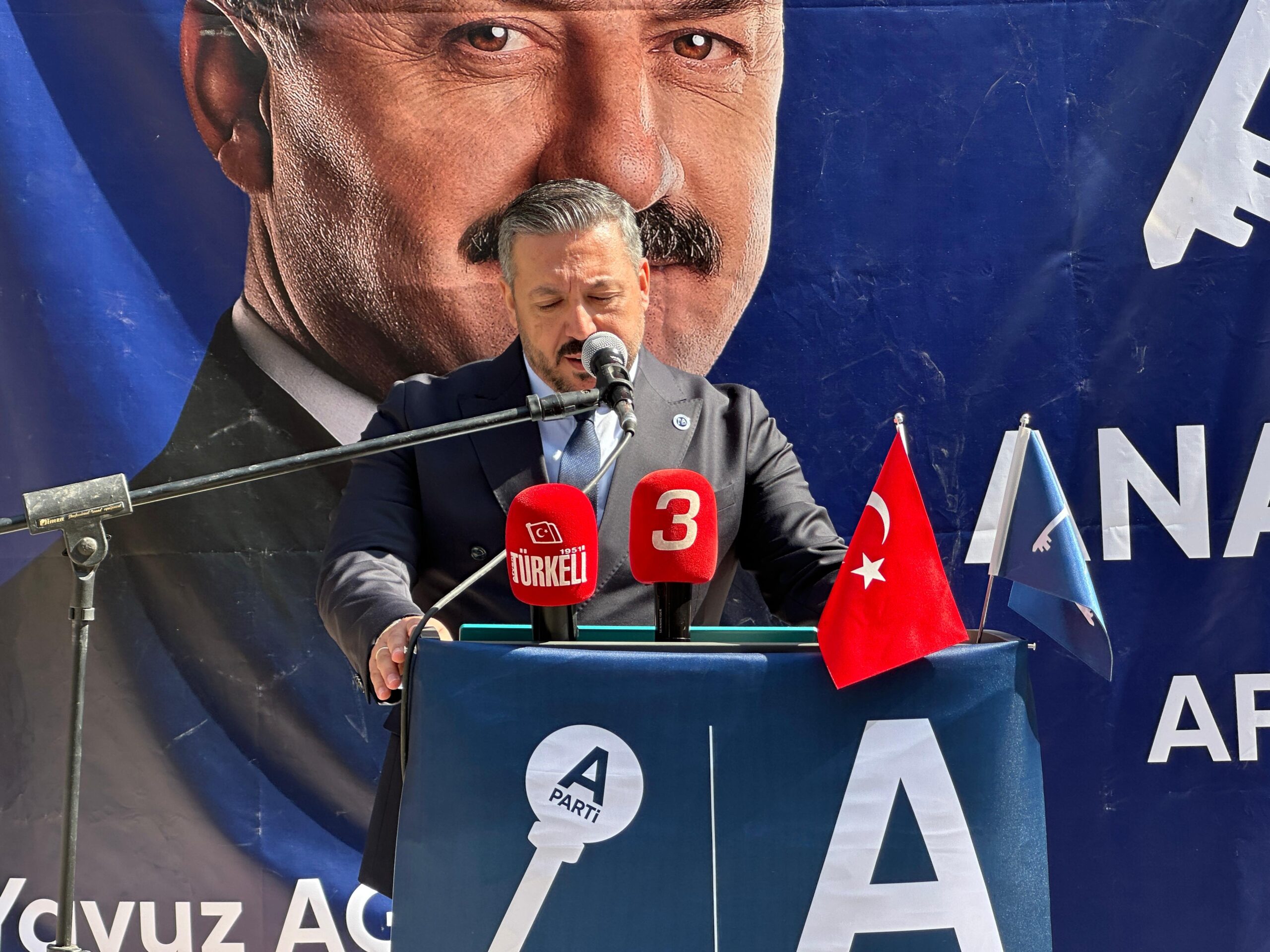 Anahtar Partisi Afyonkarahisar İl Başkanlığı’nda düzenlenen törenle partiye yeni katılan