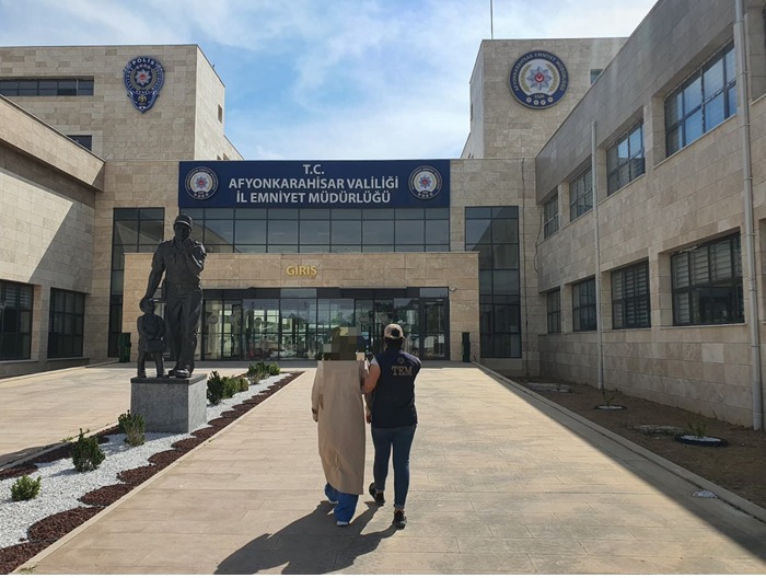 Afyonkarahisar İl Emniyet Müdürlüğü ekipleri, aranan şahıslara yönelik yürüttüğü çalışmalar