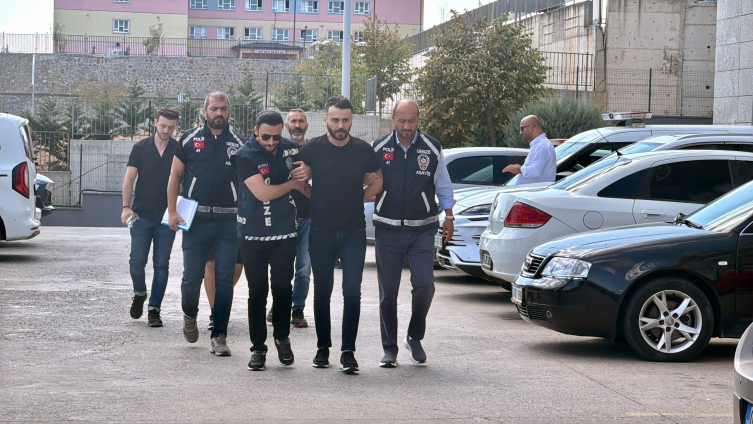 Kocaeli Gebze’de, çocuğunu okula götürürken hız yapan lüks cip sürücüsünü